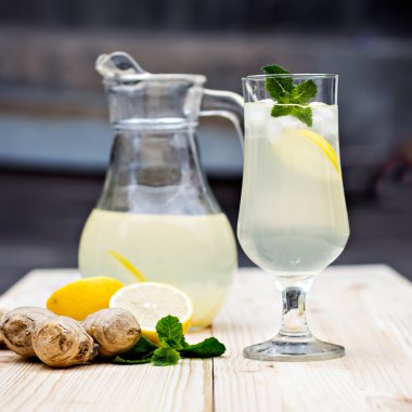 Limonata limon ve zencefil