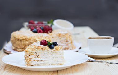 Napolyon kek çilek ile