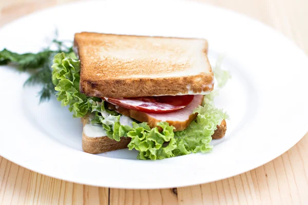 Бутерброд на столі — стокове фото