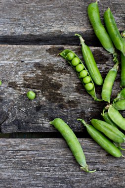 Genç taze yeşil bezelye