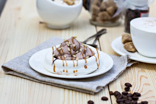 Witte schuimgebakjes met bruine chocolade strepen — Stockfoto