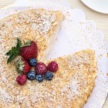 Napolyon kek çilek ile