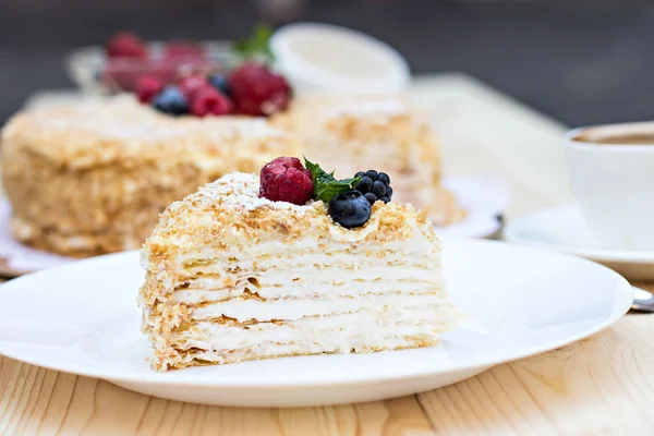 Napolyon kek çilek ile