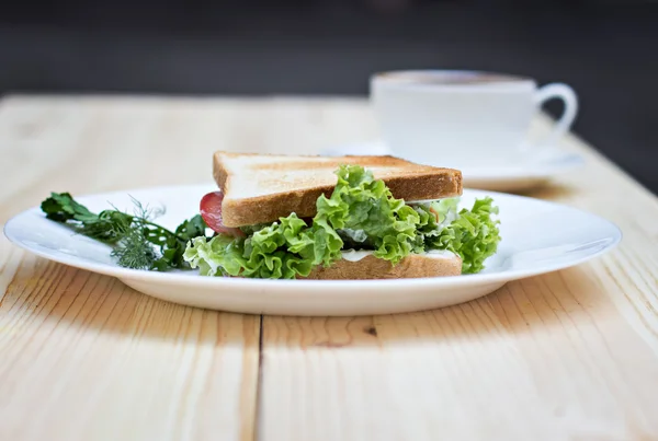 Sandwich sobre la mesa — Foto de Stock