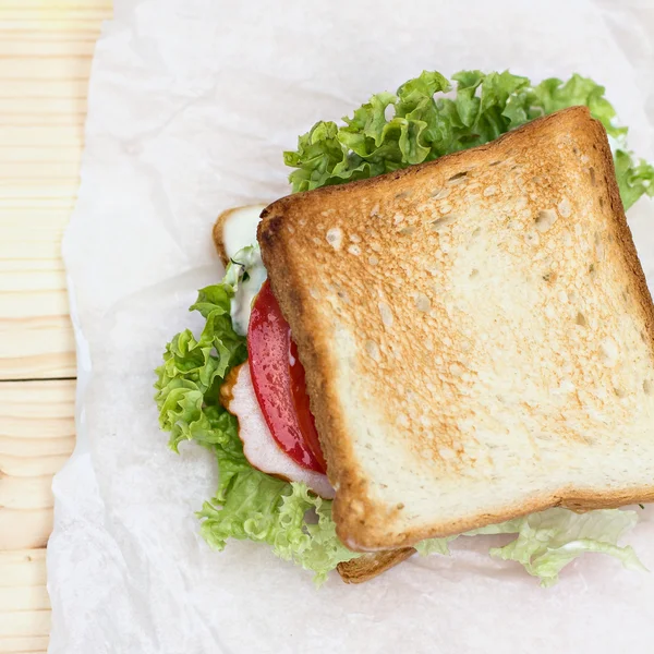Sandwich sobre la mesa — Foto de Stock