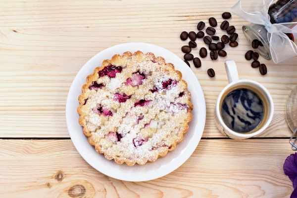 Hausgemachte Torte mit Kaffee auf einem hölzernen Hintergrund — Stockfoto