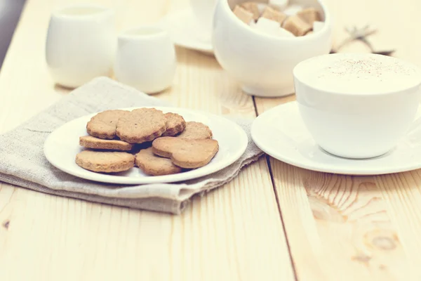 Zázvorové sušenky, skořice, šálek horké kávy. — Stock fotografie