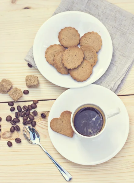 Ingefära kakor, kanel, en kopp hett kaffe. — Stockfoto