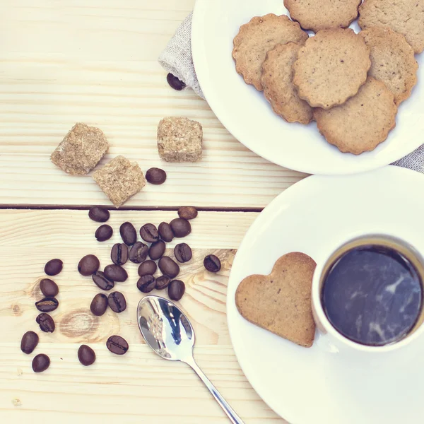 Gember koekjes, kaneel, een kop warme koffie. — Stockfoto