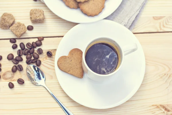 Ingwerkekse, Zimt, eine Tasse heißen Kaffee. — Stockfoto