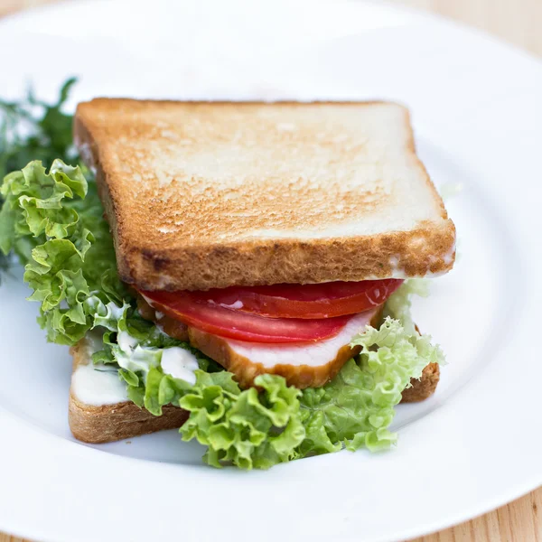 Healthy ham sandwich with cheese, tomatoes and lettuce — Stock Photo, Image