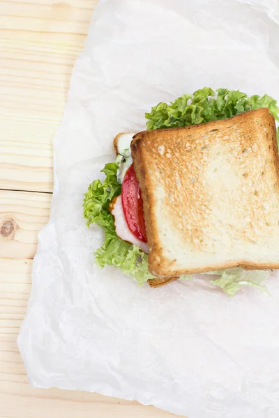 Healthy ham sandwich with cheese, tomatoes and lettuce — Stock Photo, Image