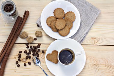 Zencefilli bisküvi ve sıcak kahve