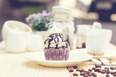 Çikolata ile çikolatalı kek