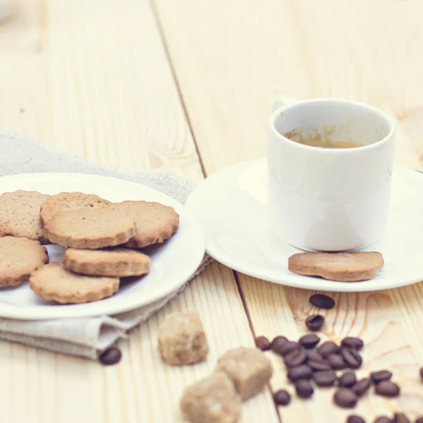 Biscuits au gingembre et tasse de café chaud — Photo