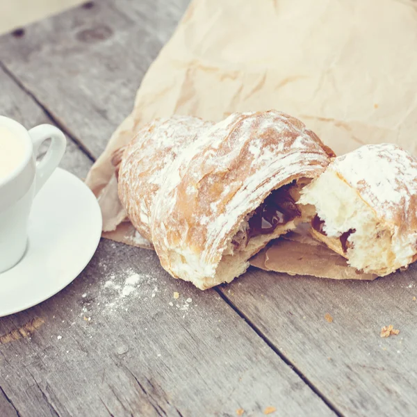 Een kopje koffie "espresso" en croissant — Stockfoto