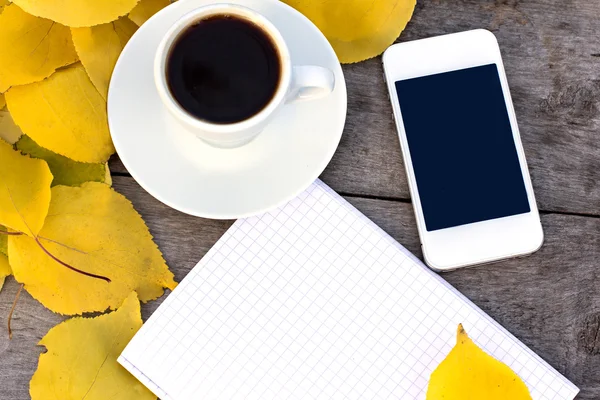 Notebook, telefone celular, xícara de café — Fotografia de Stock