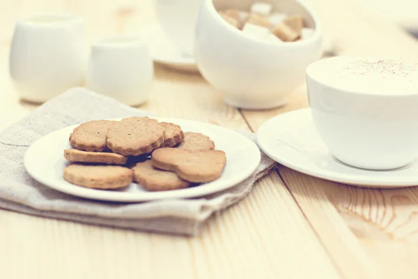Biscoitos de gengibre e xícara de café — Fotografia de Stock