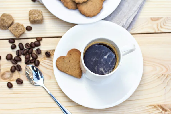 Gember koekjes en kopje koffie — Stockfoto