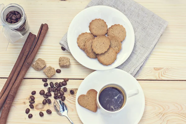 Gember koekjes, kaneel, een kop warme koffie — Stockfoto