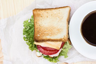 Sandviç ve siyah kahve