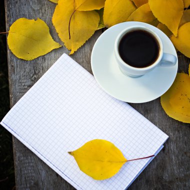 Dizüstü bilgisayar, cep telefonu, kahve