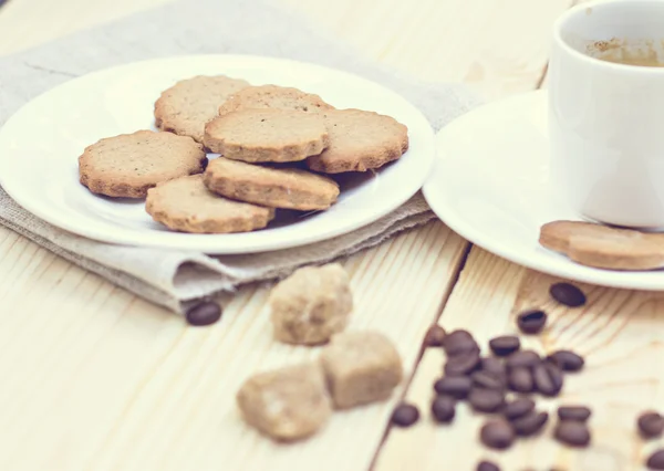 Biscuits au gingembre, cannelle, café chaud — Photo