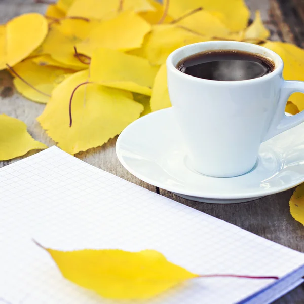 Notizbuch, Handy, Tasse Kaffee — Stockfoto