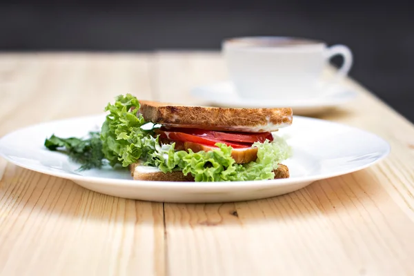 Healthy ham sandwich with cheese, tomatoes and lettuce — Stock Photo, Image