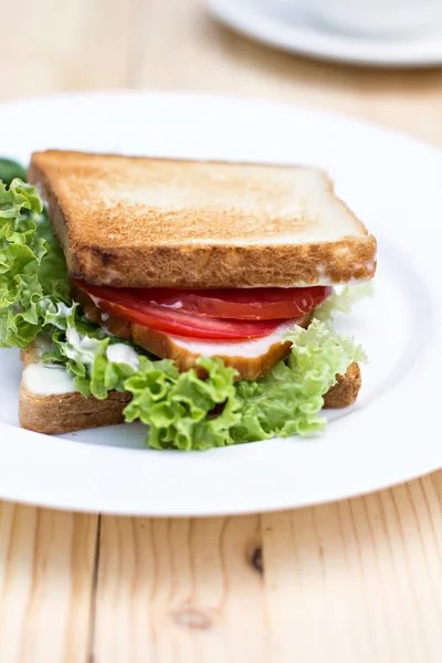 Healthy ham sandwich with cheese, tomatoes and lettuce — Stock Photo, Image