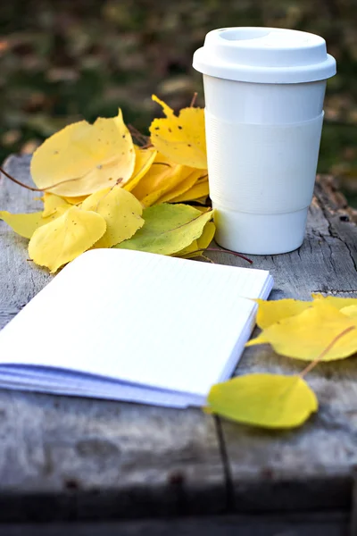 Φλιτζάνι καφέ και κίτρινο το φθινόπωρο τα φύλλα Εικόνα Αρχείου