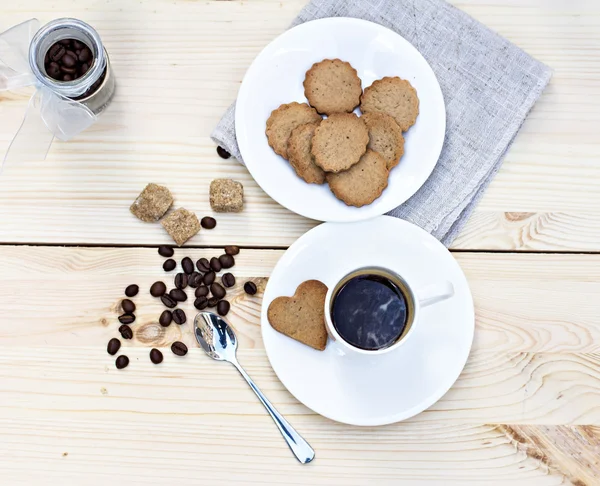 Biscoitos de gengibre, canela, um copo de café quente — Fotografia de Stock