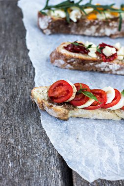 Bruschetta domates, mozarell ile