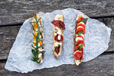 Bruschetta domates, mozarell ile