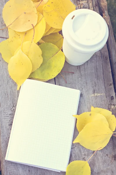 Tazza di caffè e foglie d'autunno gialle — Foto Stock