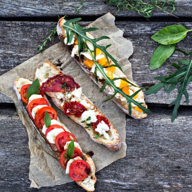 bruschetta Vintage ahşap tahta üzerinde ayarla