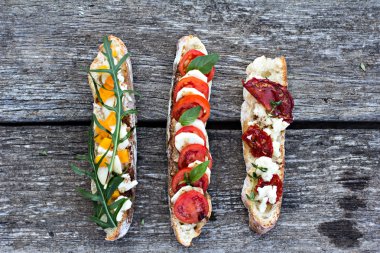 bruschetta Vintage ahşap tahta üzerinde ayarla