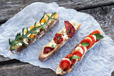 bruschetta Vintage ahşap tahta üzerinde ayarla