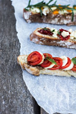 bruschetta Vintage ahşap tahta üzerinde ayarla