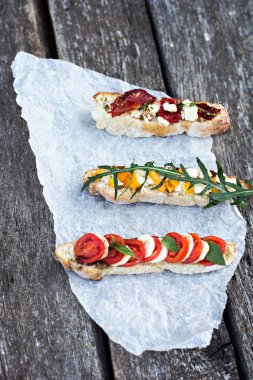bruschetta Vintage ahşap tahta üzerinde ayarla