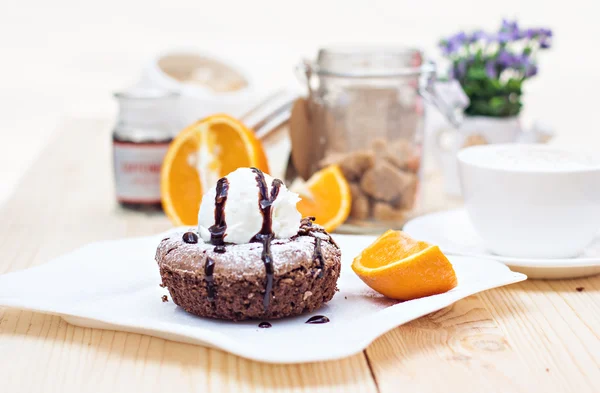 Chocolade Cupcake met chocolade glazuur — Stockfoto