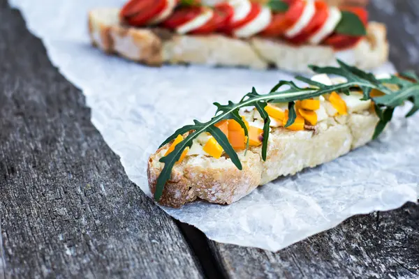 Bruschetta mit Tomaten, Mozarella und Käse — Stockfoto