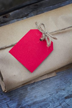 Kraft Kağıt ahşap bir masa üzerinde kırmızı kart ile hediye