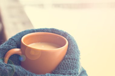 Kış orman arka planda sıcak bir içecek ile bir fincan