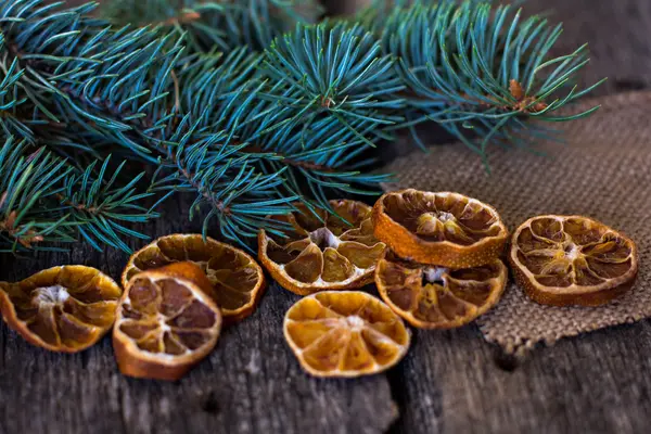 Noel kompozisyon. Çam dalları ve ahşap kurullarının bir arka plan üzerinde Noel süsleri — Stok fotoğraf