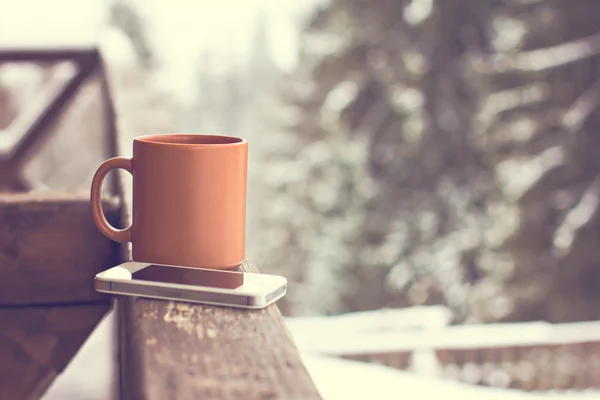 Una taza con una bebida caliente —  Fotos de Stock