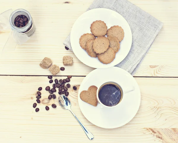 생강 비스킷, 계 피, 뜨거운 커피 한 잔 — 스톡 사진