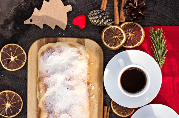 Strudel avec crème anglaise et orange — Photo