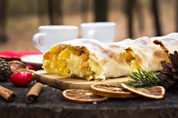 Strudel mit Pudding und Orange — Stockfoto