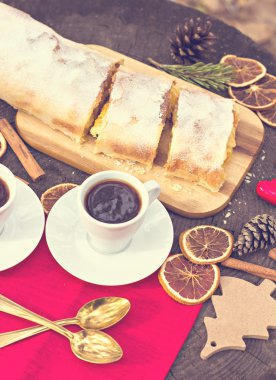 Strudel muhallebi ve turuncu ile.